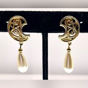Vintage Signed Sarah Coventry Gold
Tone Faux Pearl Dangle Drop Clip On
Earrings